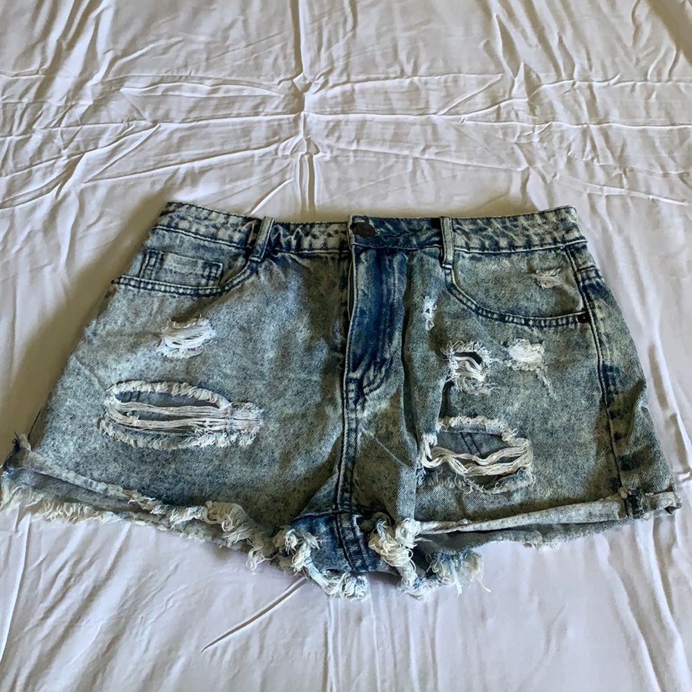 Women’s Forever 21 Light-wash ripped jean shorts